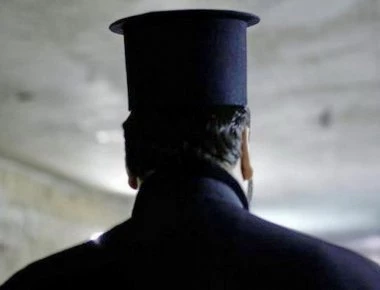 «Λύνει» τη σιωπή του ο ιερέας που χαστούκισε και δάγκωσε αστυνομικούς: «Είχα απώλεια μνήμης, δεν θυμάμαι»